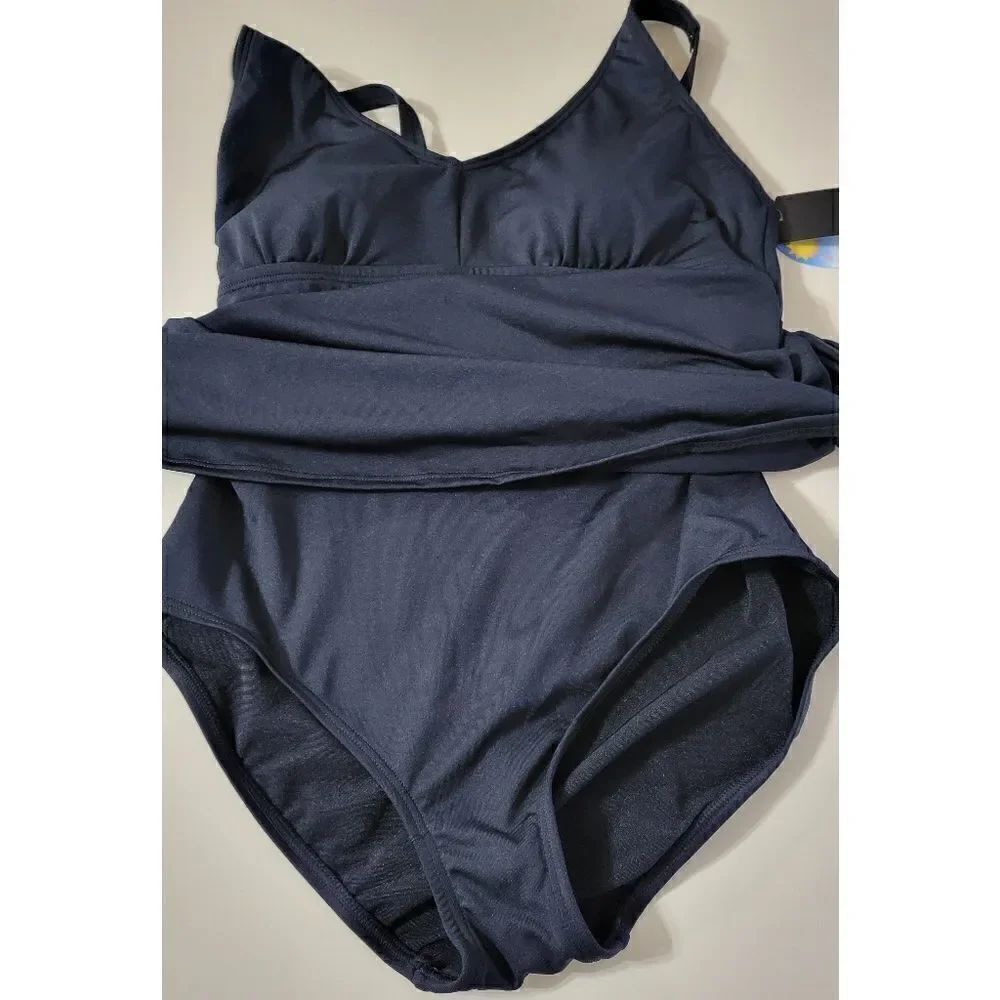 TYR Women’s Solid V-Neck Sheath Plus - Picture 3 of 13